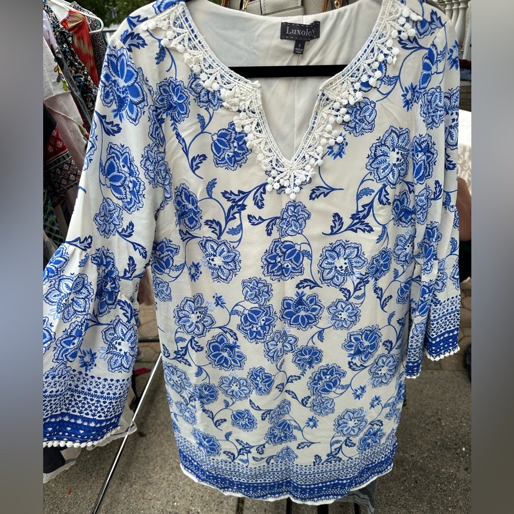 Luxology Blue and White 3/4 Sleeve Graphic Blouse